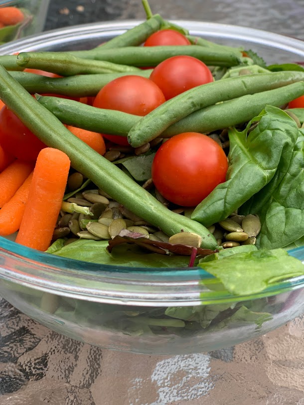 green salad with carrots, green beans and cherry tomatoes